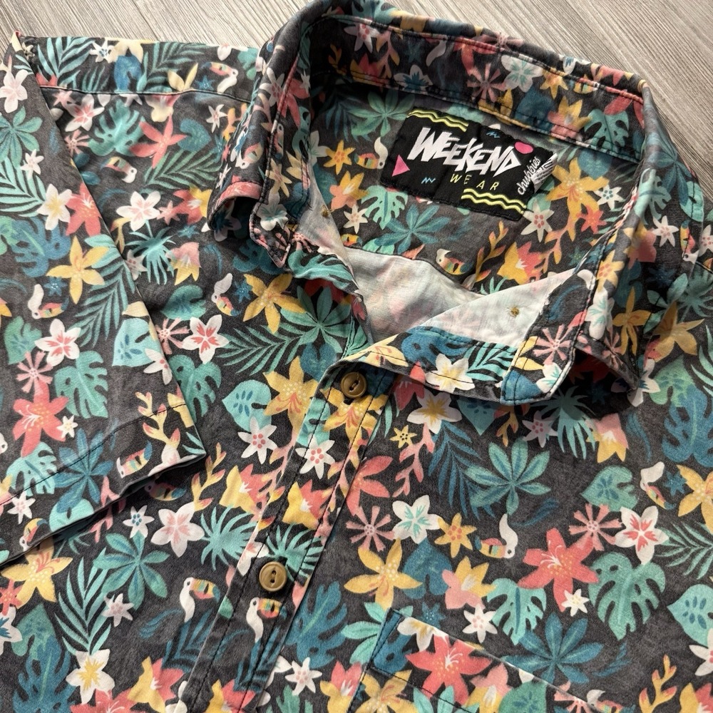 Chubbies Men's Medium Weekend Wear Toucan Tropical Pattern Half Button Shirt